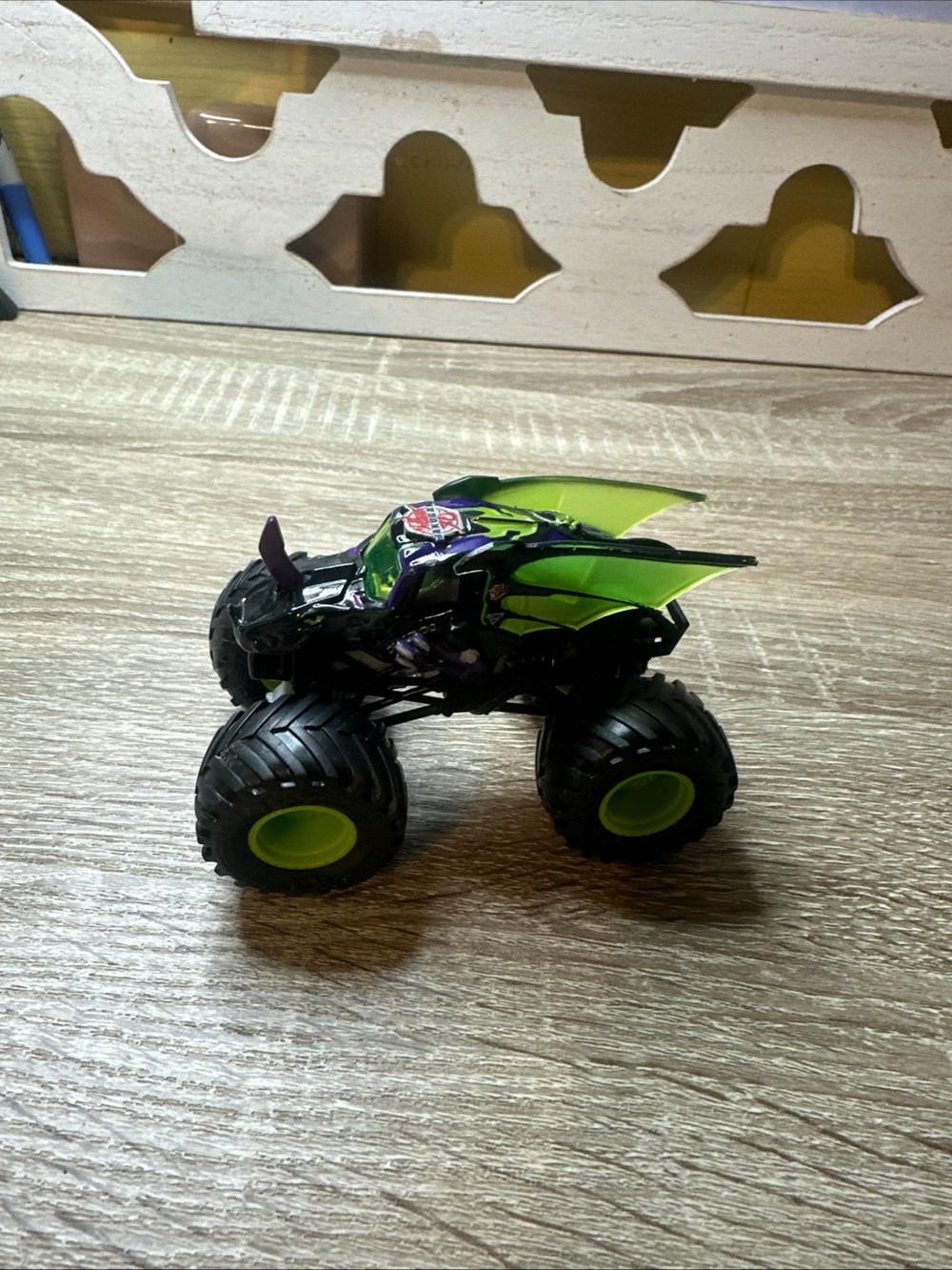 Monster Jam Spin Master Dragonoid 1:64 Scale-Marked 2022-Purple Green Used